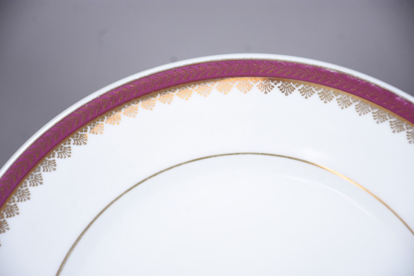 Serviço de jantar de porcelana Mauá, branca com friso bordeaux e... - foto 2 de 8