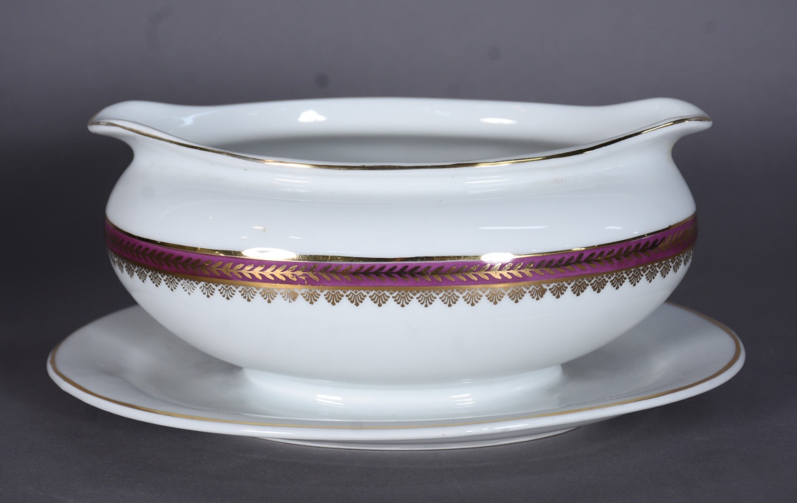 Serviço de jantar de porcelana Mauá, branca com friso bordeaux e... - foto 3 de 8