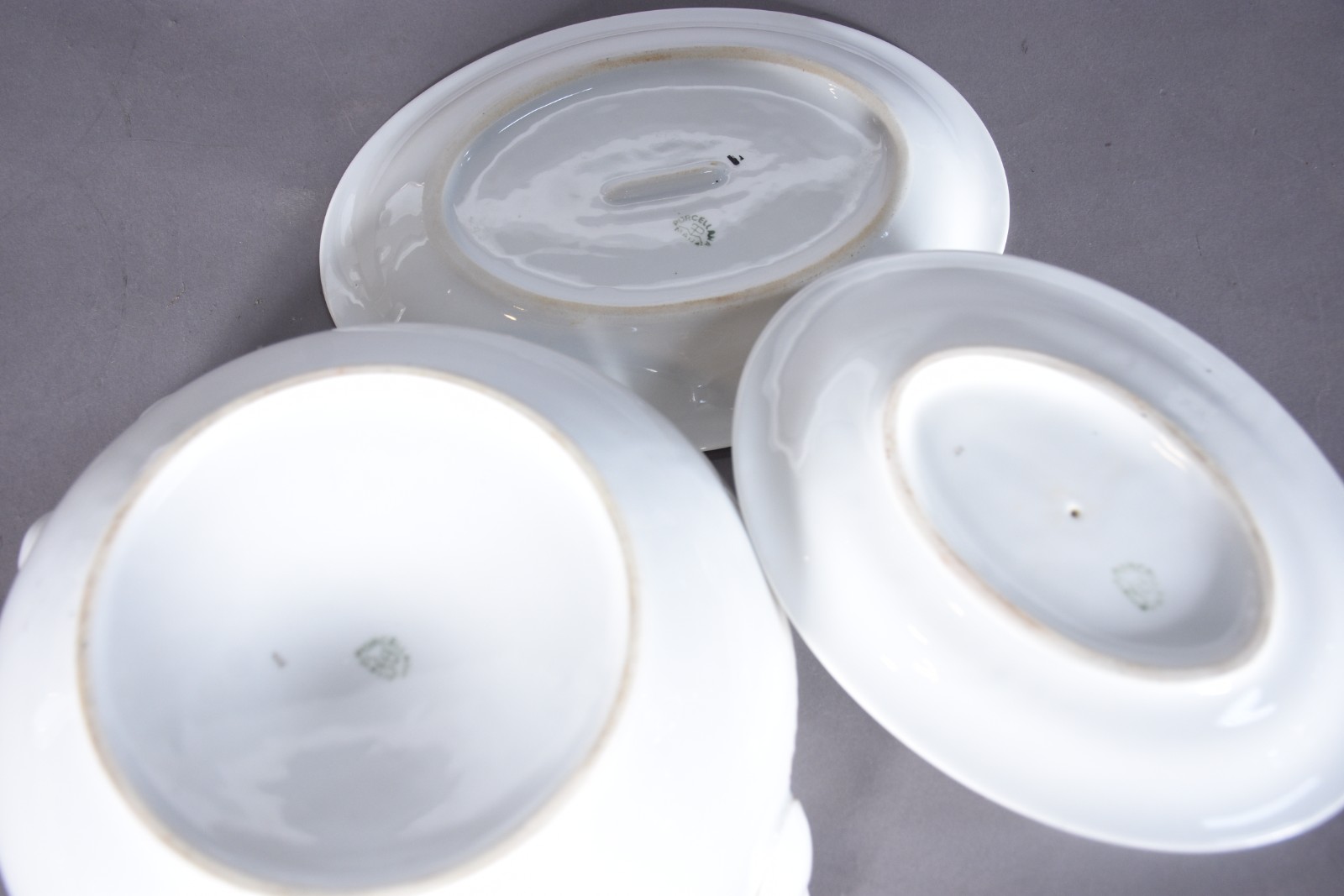 Serviço de jantar de porcelana Mauá, branca com friso bordeaux e... - foto 5 de 8