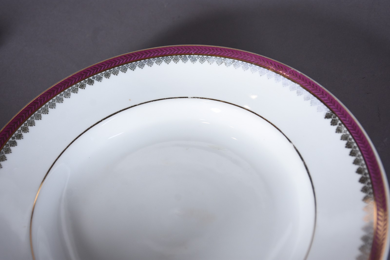 Serviço de jantar de porcelana Mauá, branca com friso bordeaux e... - foto 7 de 8