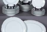 Serviço de jantar de porcelana Real na cor bran... - Serviço de jantar de porcelana Real na cor branca com frisos dourados, composto de: 10 pratos rasos, 10 pratos fundos, 9 pratos de sobremesa, tr...
