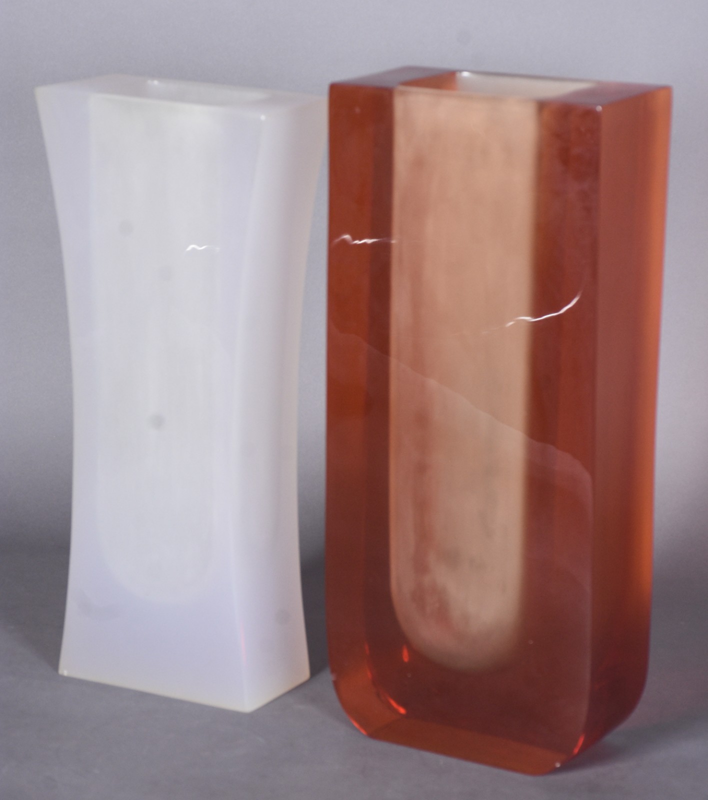 Dois vasos decorativos de acrílico nas cores branco e laranja... - foto 1 de 7
