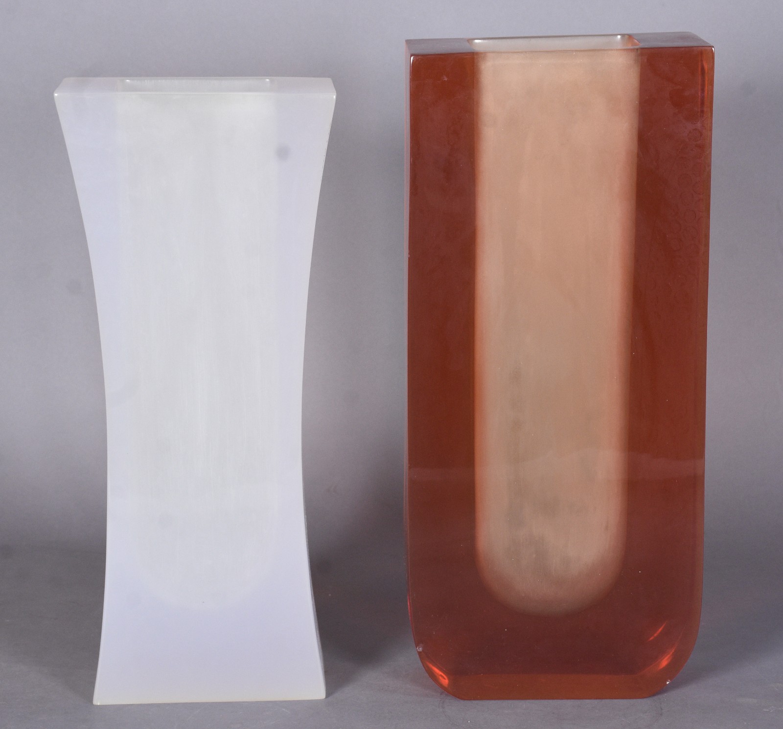Dois vasos decorativos de acrílico nas cores branco e laranja... - foto 2 de 7