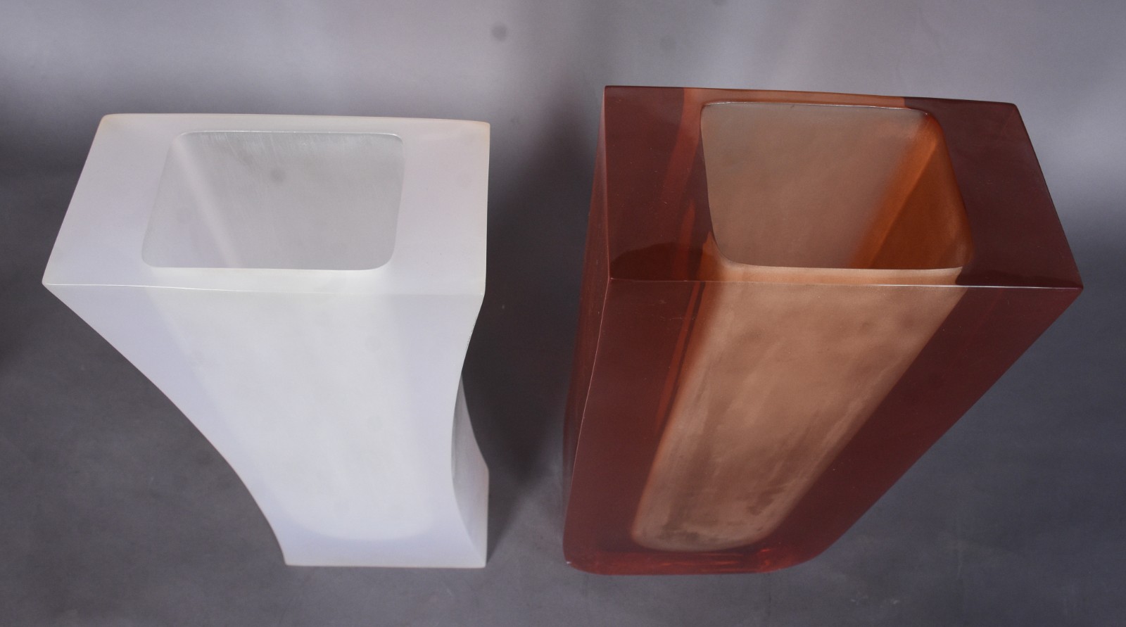 Dois vasos decorativos de acrílico nas cores branco e laranja... - foto 3 de 7
