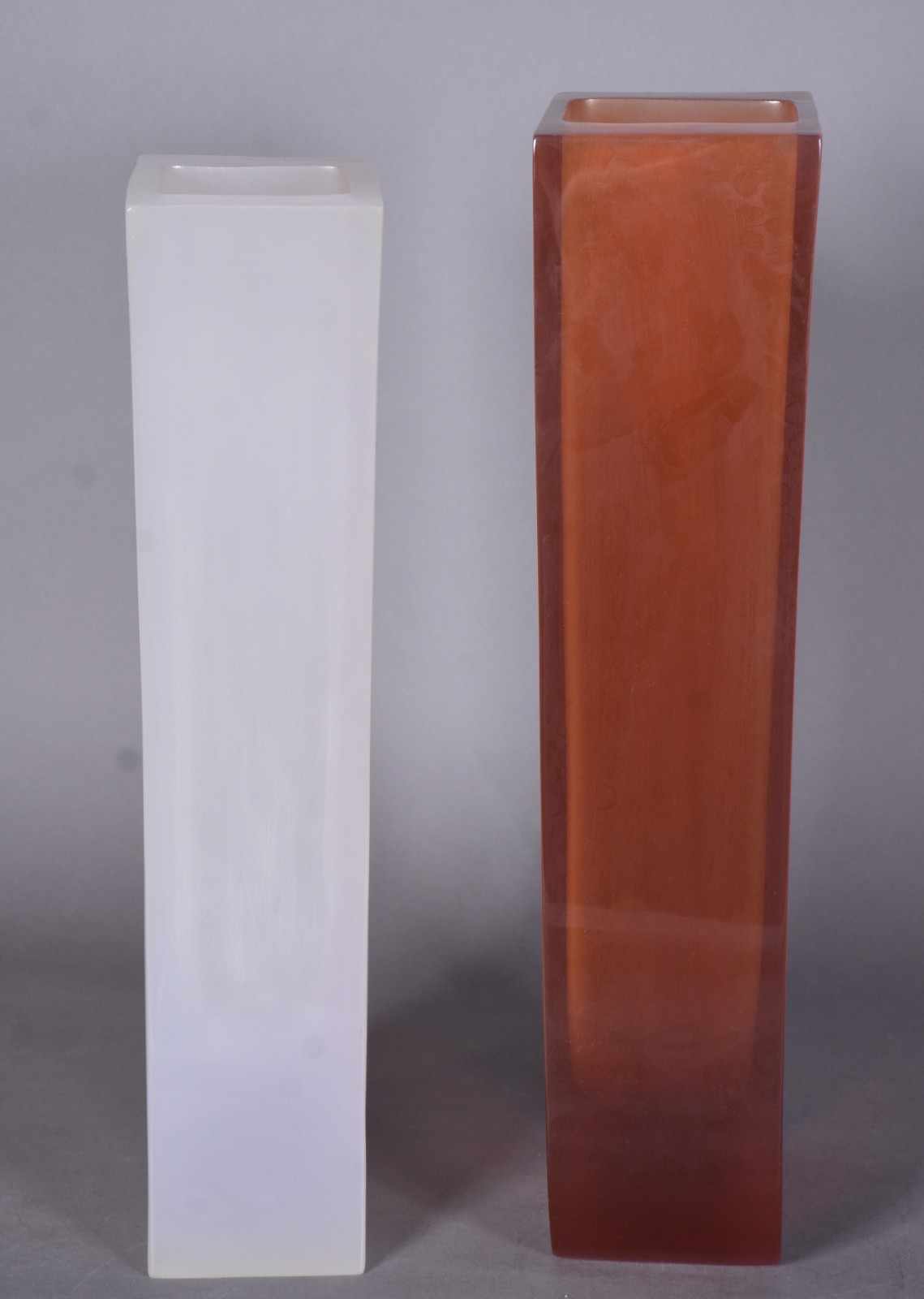 Dois vasos decorativos de acrílico nas cores branco e laranja... - foto 4 de 7