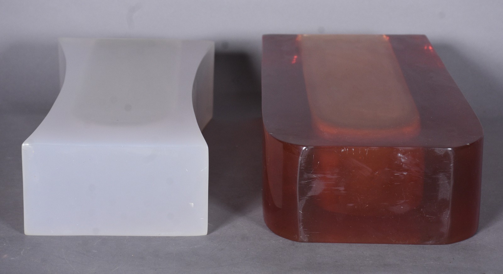Dois vasos decorativos de acrílico nas cores branco e laranja... - foto 5 de 7