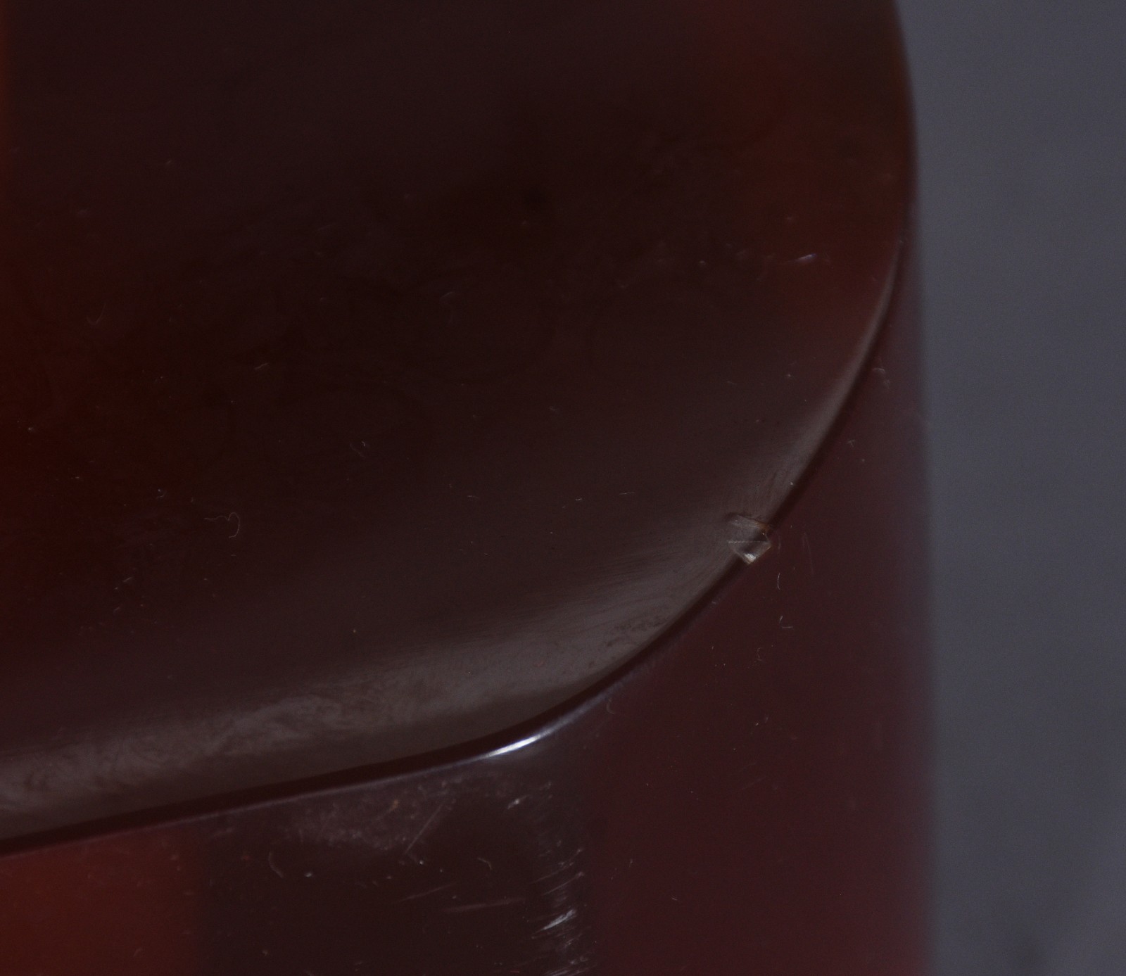 Dois vasos decorativos de acrílico nas cores branco e laranja... - foto 6 de 7