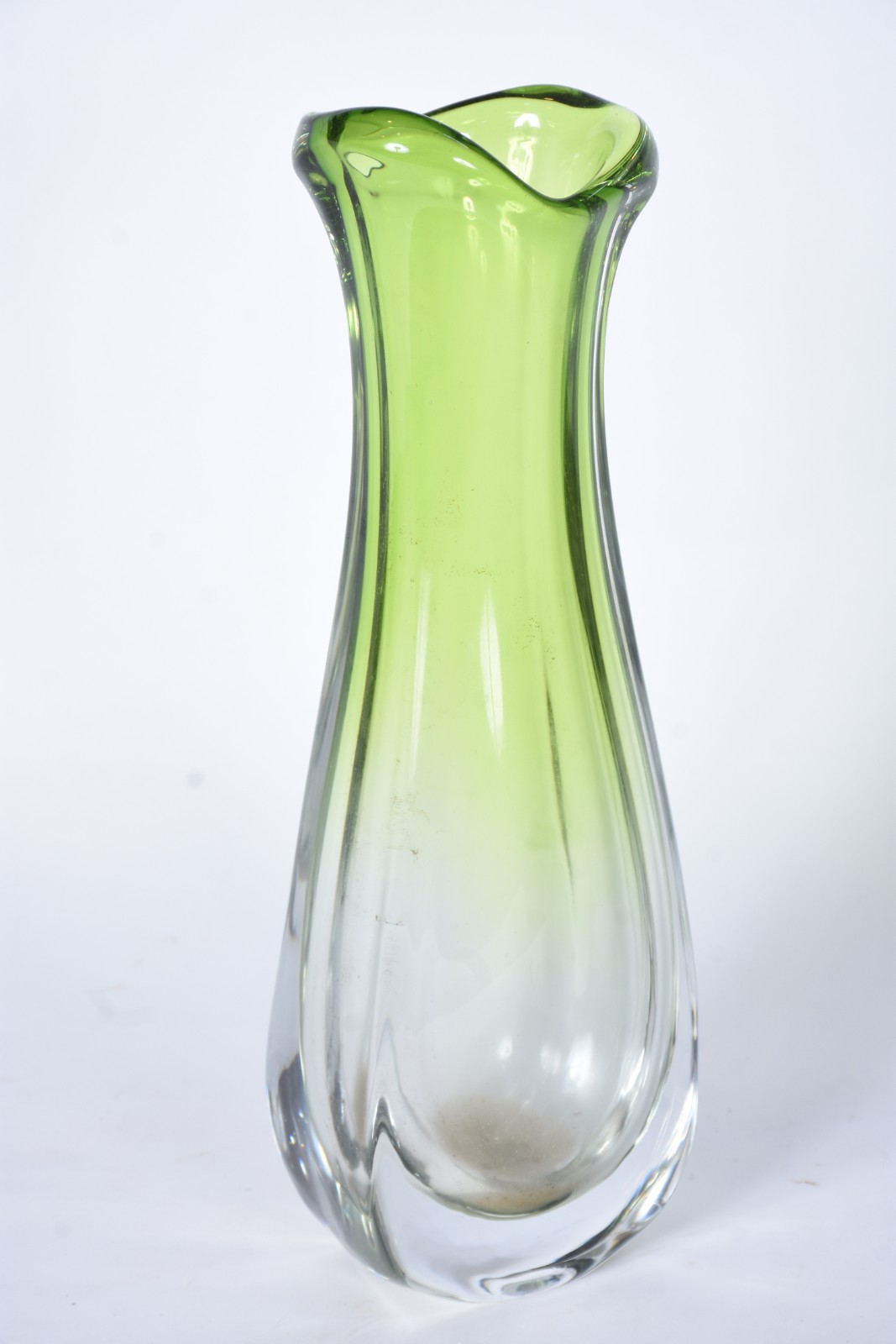 Vaso decorativo em bloco de vidro verde degradé, borda ondulada. - foto 1 de 5