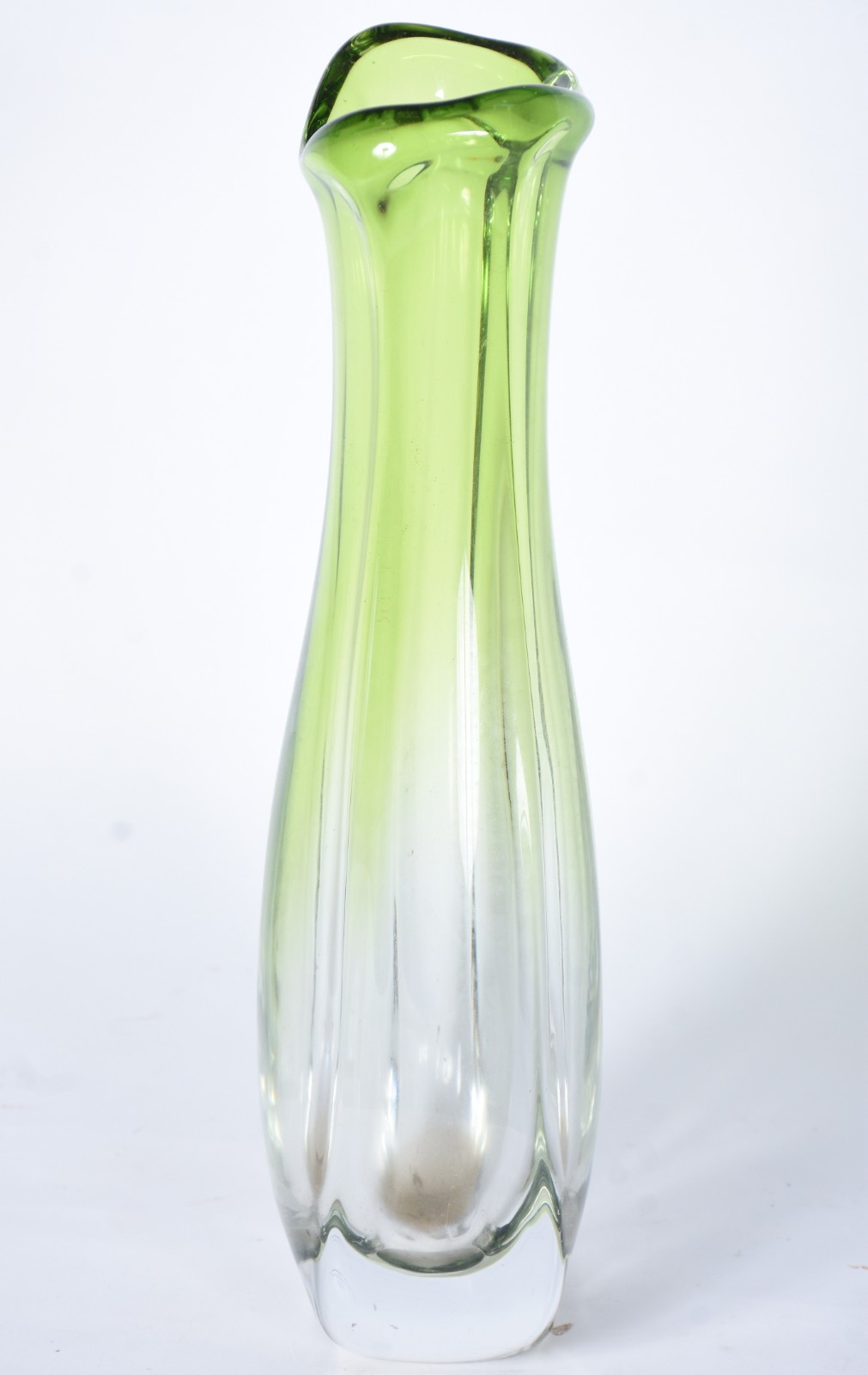 Vaso decorativo em bloco de vidro verde degradé, borda ondulada. - foto 2 de 5