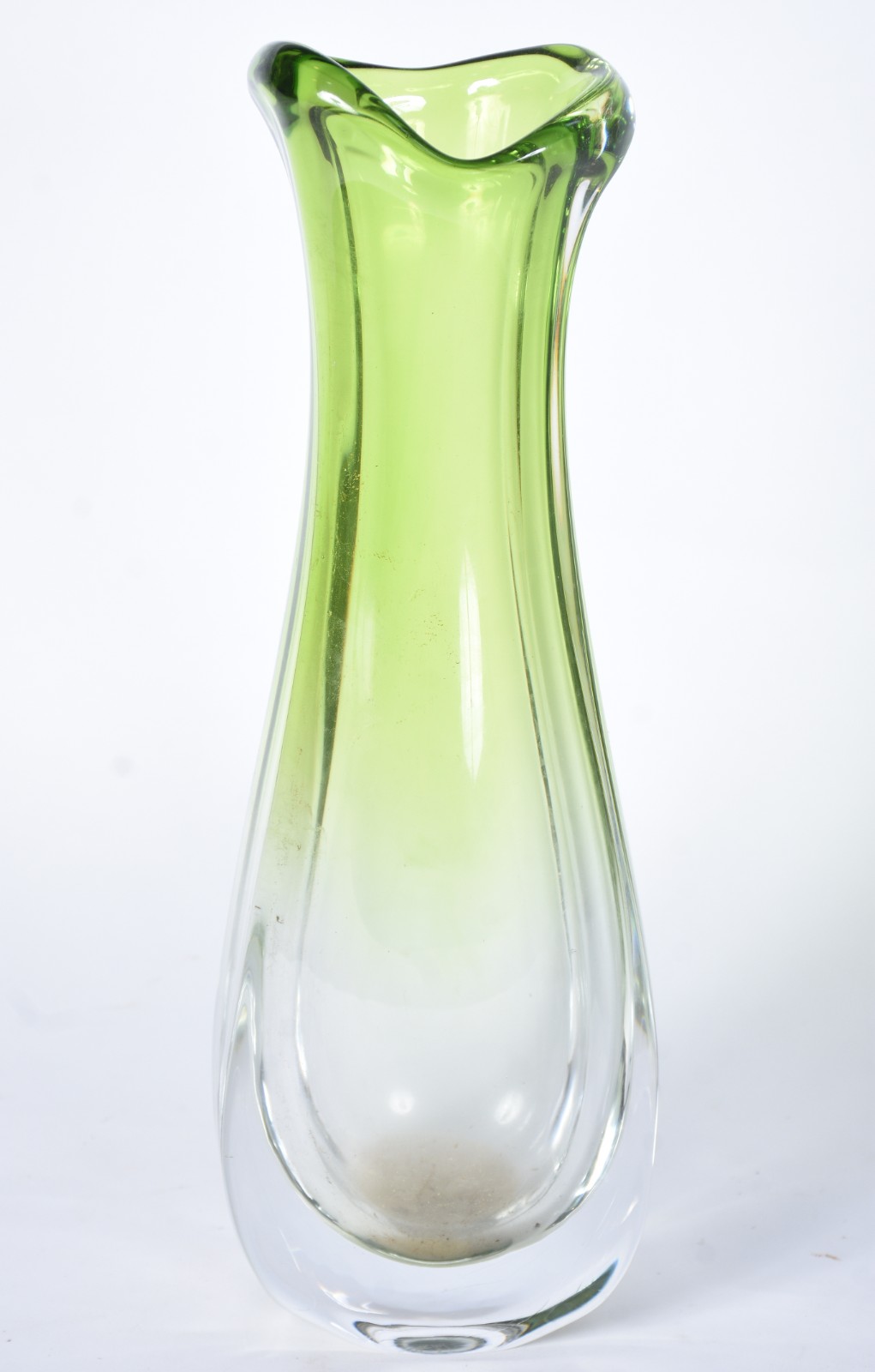 Vaso decorativo em bloco de vidro verde degradé, borda ondulada. - foto 3 de 5