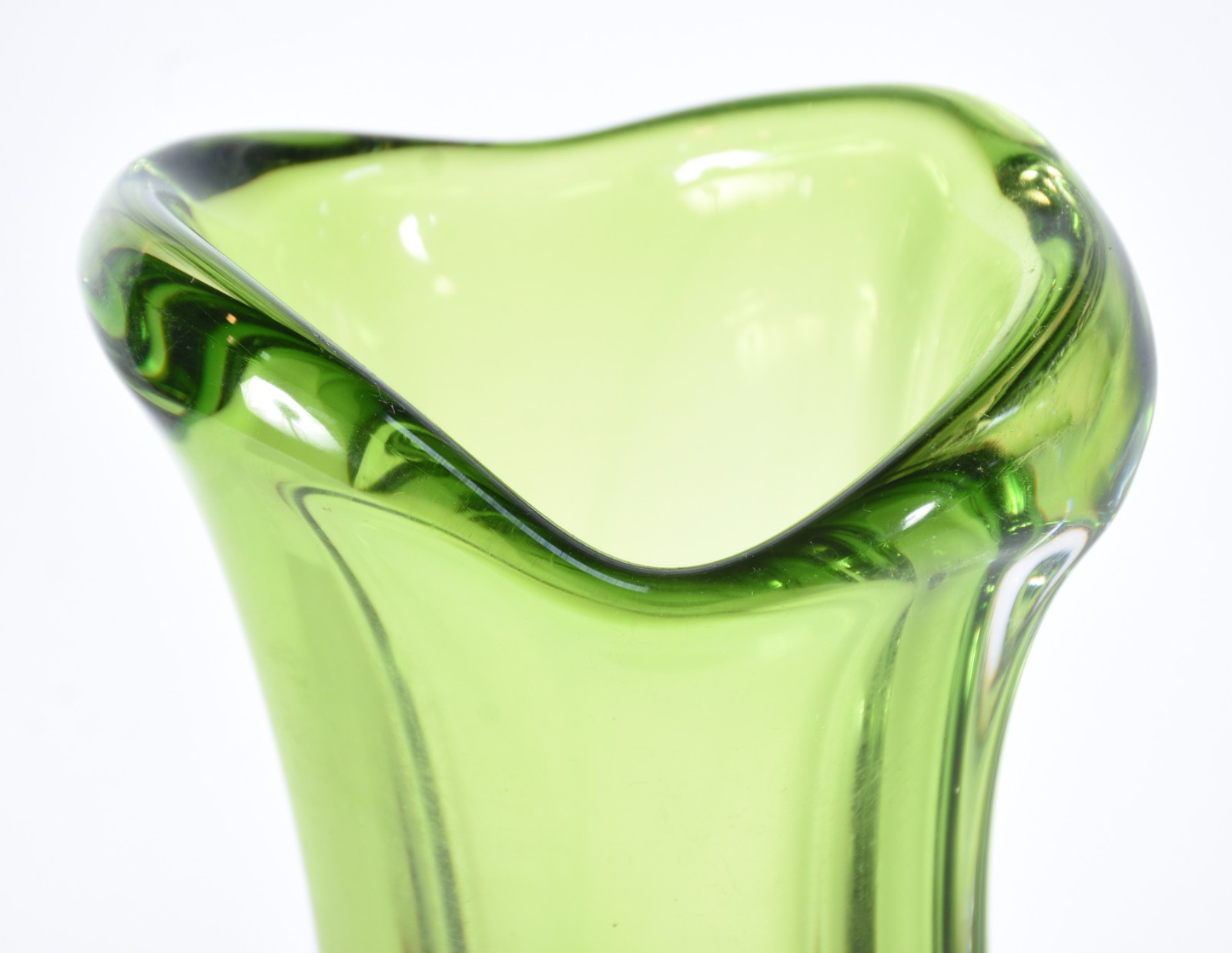 Vaso decorativo em bloco de vidro verde degradé, borda ondulada. - foto 4 de 5