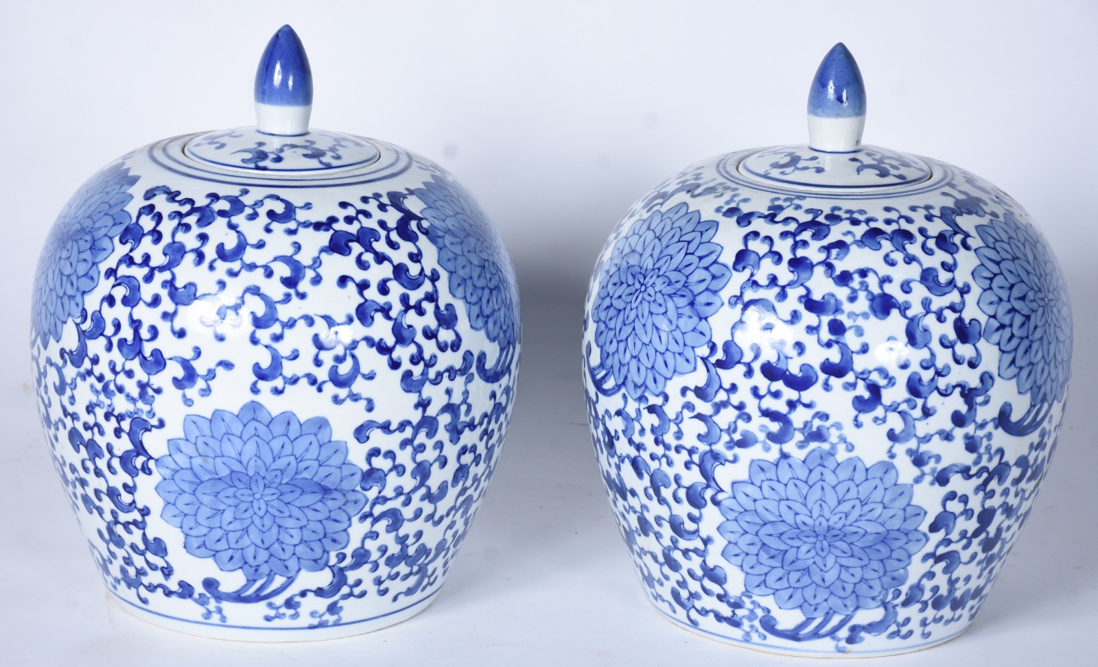 Par de potiches de porcelana oriental azul e branca. - foto 1 de 6