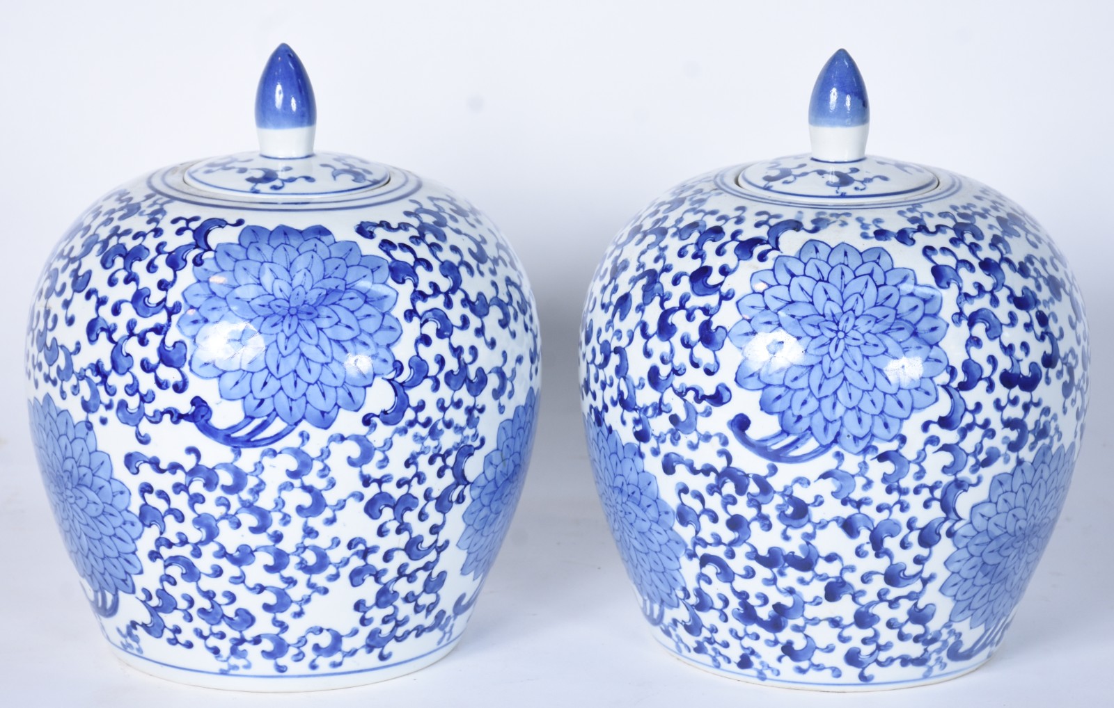 Par de potiches de porcelana oriental azul e branca. - foto 2 de 6