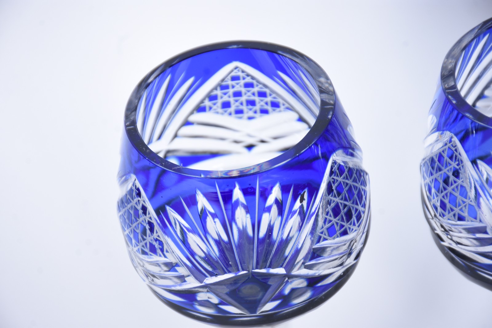 Cinco taças para vinho em demi cristal doublé azul lapidado. - foto 3 de 4