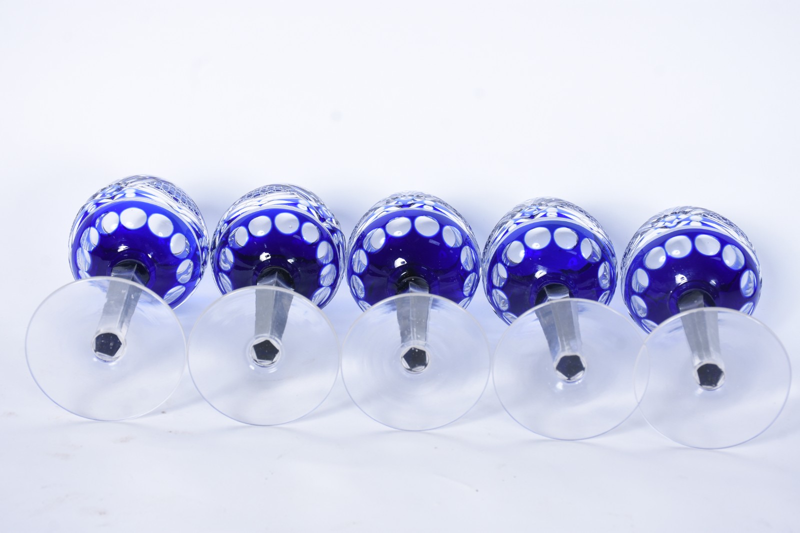 Cinco taças para vinho em demi cristal doublé azul lapidado. - foto 4 de 4