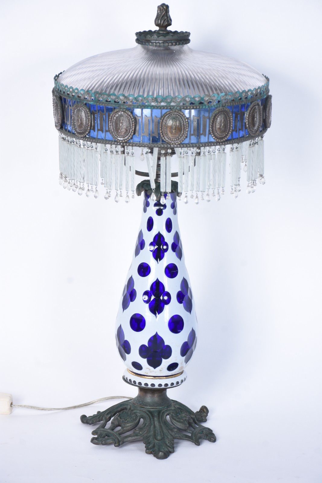 Abatjour de cristal overlay azul e branco com cúpula de canutilhos e... - foto 1 de 5