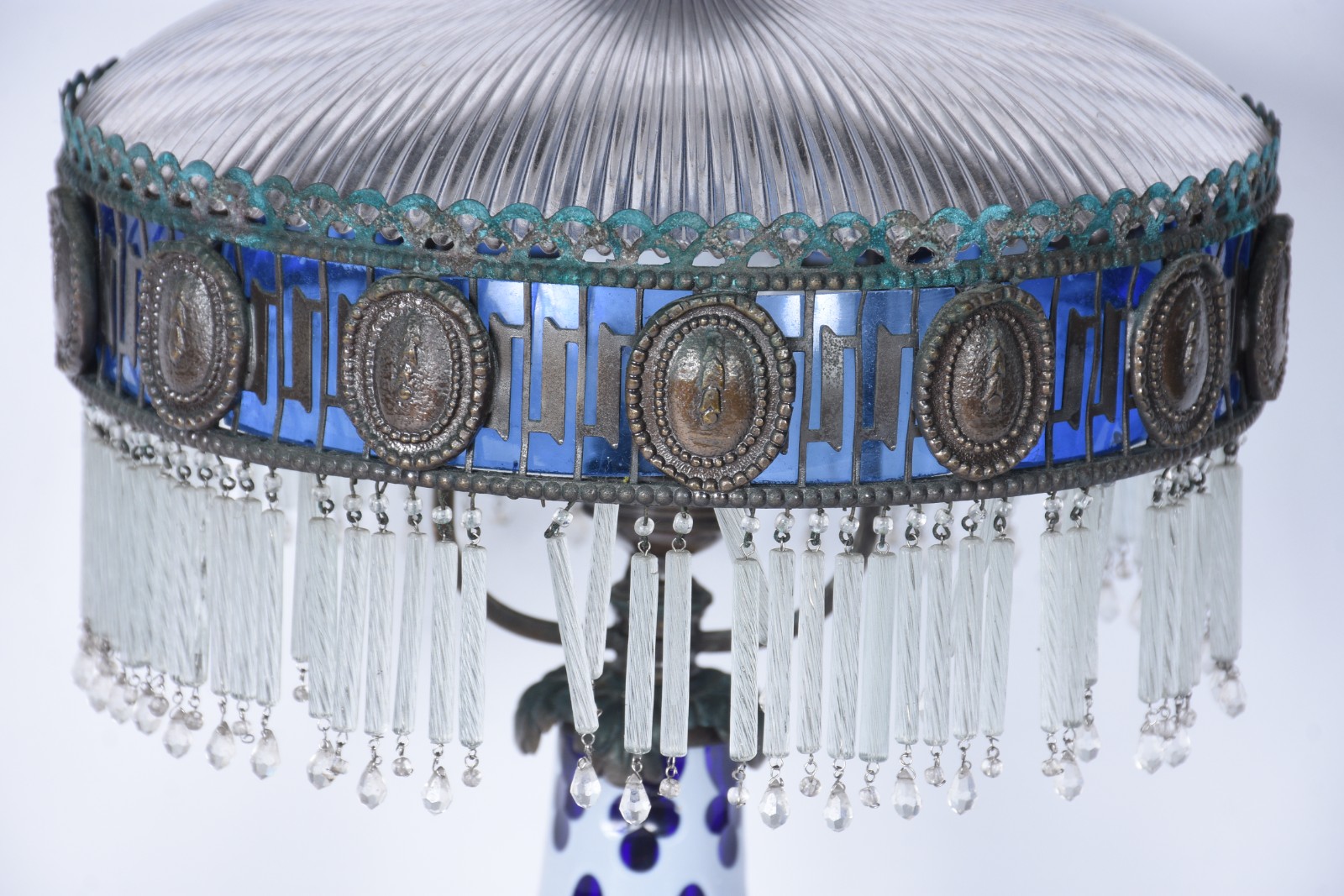 Abatjour de cristal overlay azul e branco com cúpula de canutilhos e... - foto 2 de 5