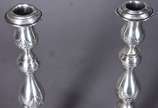 Par de castiçais de prata contrastada, bases fe... - Par de castiçais de prata contrastada, bases feitio oitavado. Peso da prata: 280 g. Pequenas rachaduras e amassados. (Por motivos de segurança a...