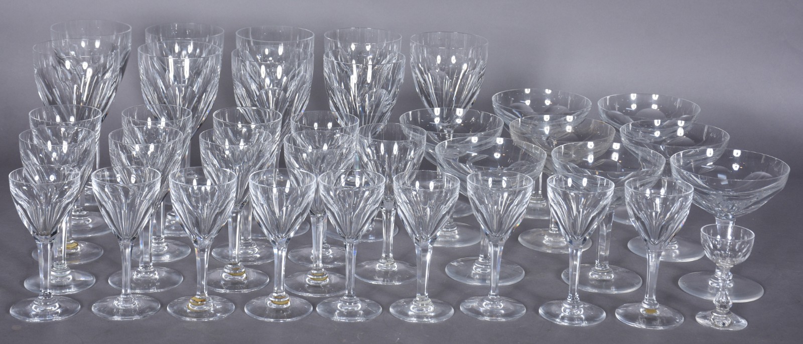 Serviço de taças de cristal frances facetado, composto de: 8 para... - foto 1 de 6