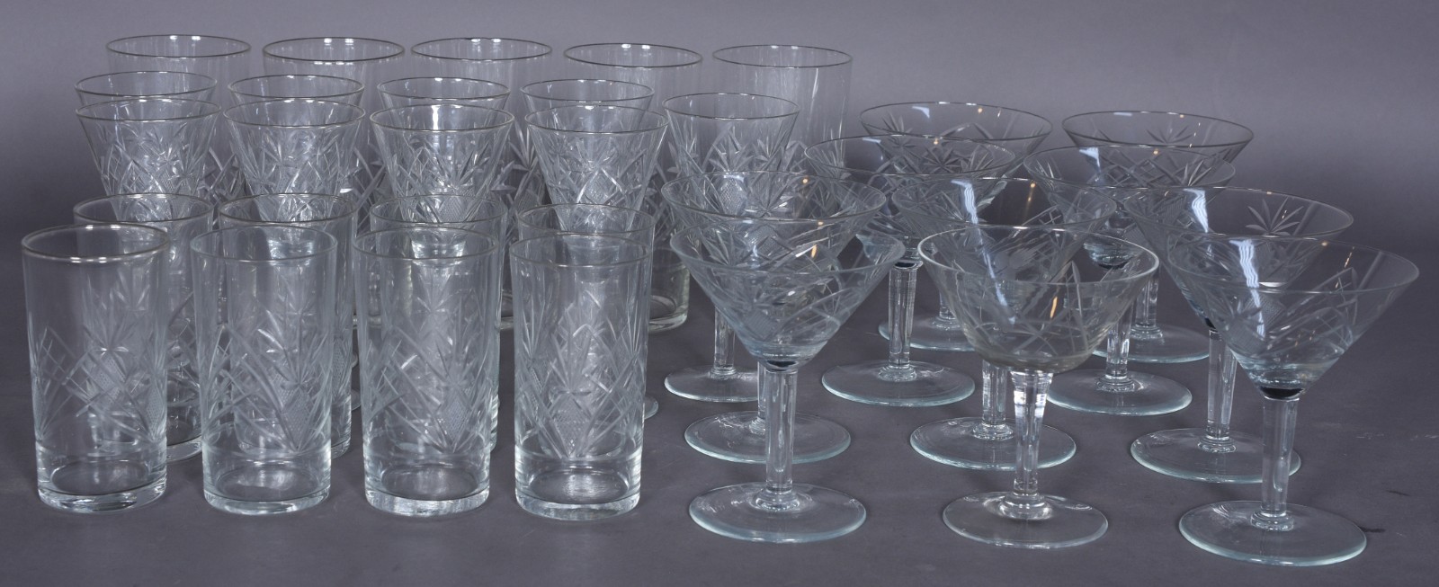 Serviço de cristal lapidado composto de: 10 taças para champagne, 9... - foto 1 de 4