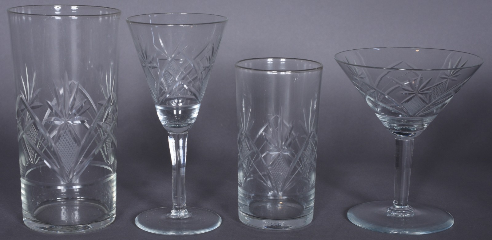 Serviço de cristal lapidado composto de: 10 taças para champagne, 9... - foto 2 de 4