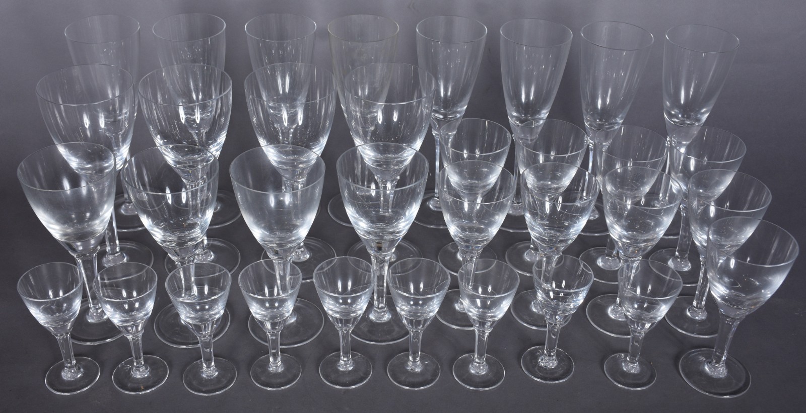 Serviço de taças de cristal liso, composto de: 8 flutes, 4 para vinho... - foto 2 de 4