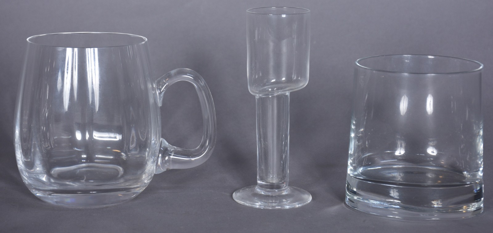 Diversas copos em demi cristal, sendo: 4 para whisky, 5 canecas para... - foto 2 de 3