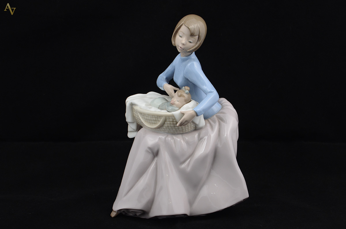 NAO - Estatueta de porcelana espanhola policromada representando... - foto 1 de 2
