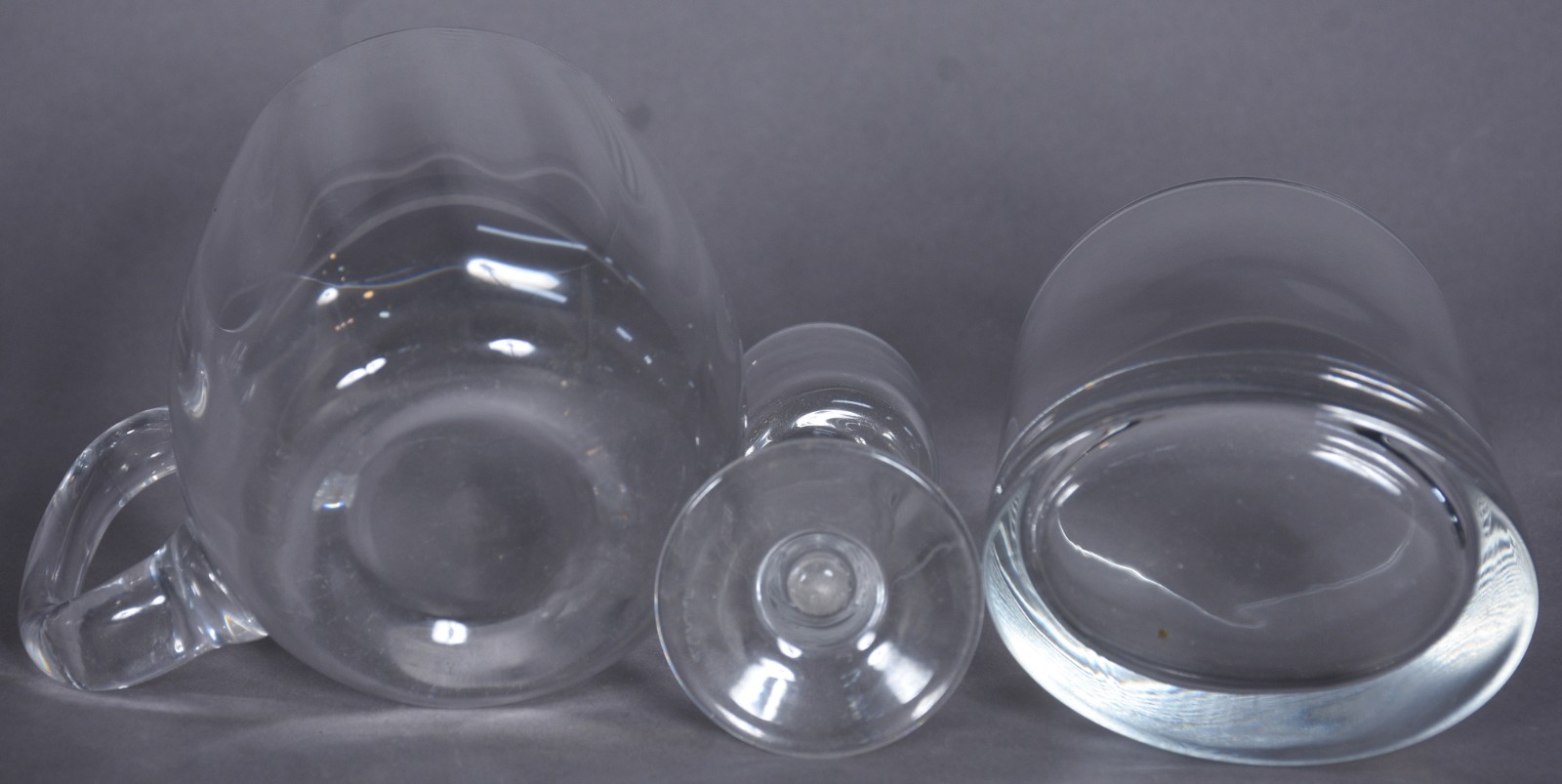 Diversas copos em demi cristal, sendo: 4 para whisky, 5 canecas para... - foto 3 de 3