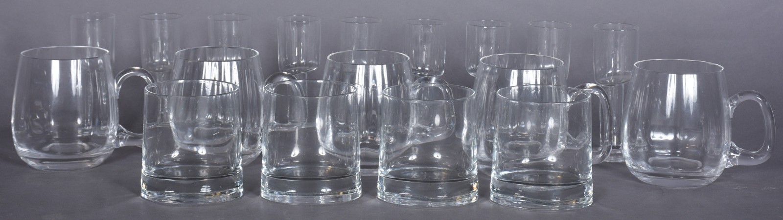 Diversas copos em demi cristal, sendo: 4 para whisky, 5 canecas para... - foto 1 de 3