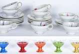 Diversas peças, sendo: 8 xícaras de café com pi... - Diversas peças, sendo: 8 xícaras de café com pires de porcelana japonesa decorada com flores em policromia e frisos dourados; e, 5 taças para so...