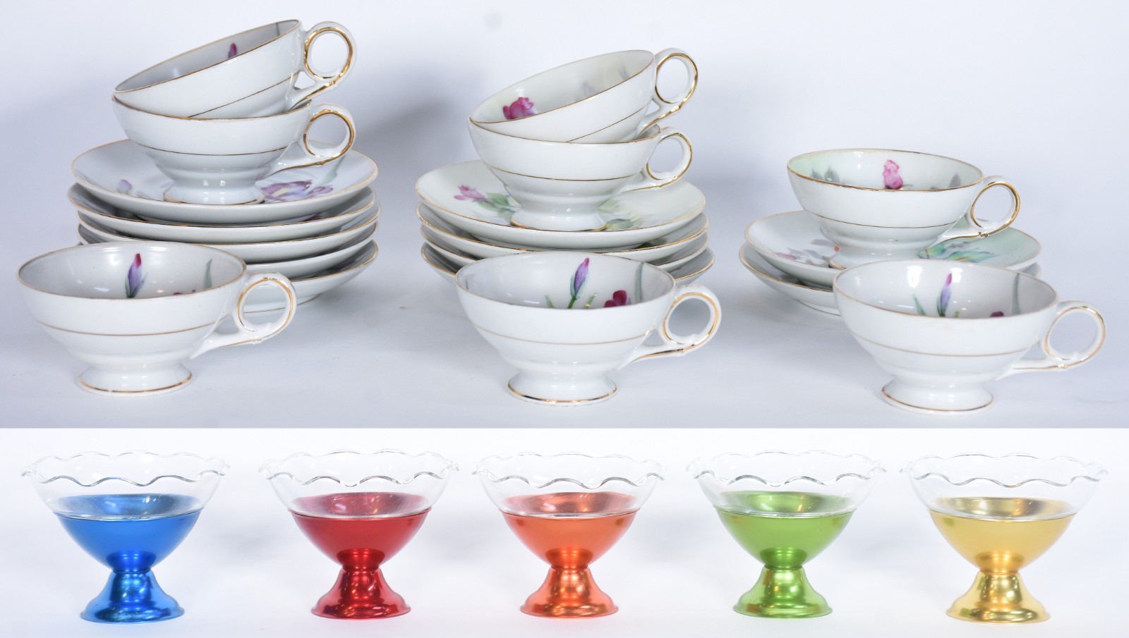Diversas peças, sendo: 8 xícaras de café com pires de porcelana... - foto 1 de 6