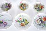 Diversas peças, sendo: 8 xícaras de café com pi... - Diversas peças, sendo: 8 xícaras de café com pires de porcelana japonesa decorada com flores em policromia e frisos dourados; e, 5 taças para so...