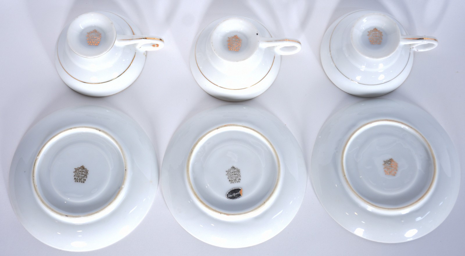 Diversas peças, sendo: 8 xícaras de café com pires de porcelana... - foto 3 de 6