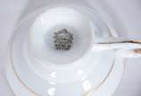 Diversas peças, sendo: 8 xícaras de café com pi... - Diversas peças, sendo: 8 xícaras de café com pires de porcelana japonesa decorada com flores em policromia e frisos dourados; e, 5 taças para so...