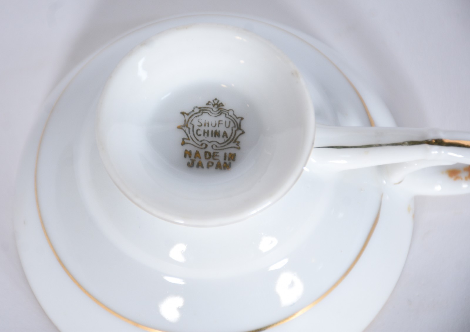 Diversas peças, sendo: 8 xícaras de café com pires de porcelana... - foto 5 de 6