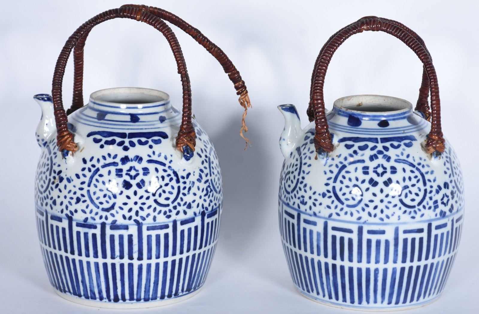 Par de grandes bules de porcelana chinesa azul e branca, alças de... - foto 1 de 6