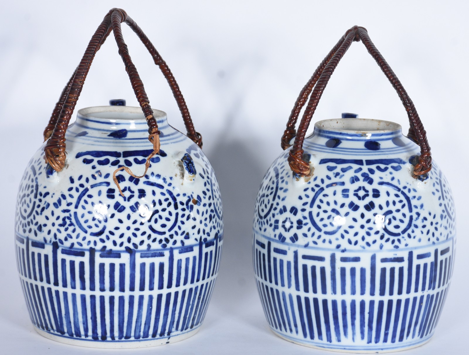 Par de grandes bules de porcelana chinesa azul e branca, alças de... - foto 3 de 6