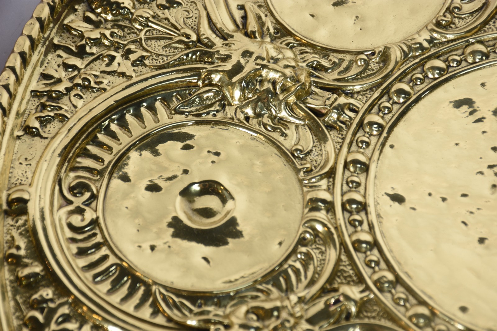 Três bandejas de metal dourado com trabalhos em relevo. Uma com... - foto 5 de 10