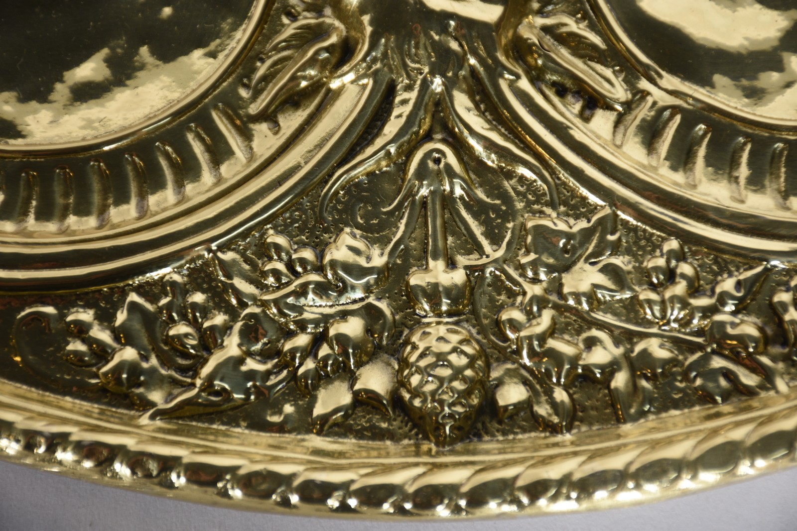 Três bandejas de metal dourado com trabalhos em relevo. Uma com... - foto 6 de 10