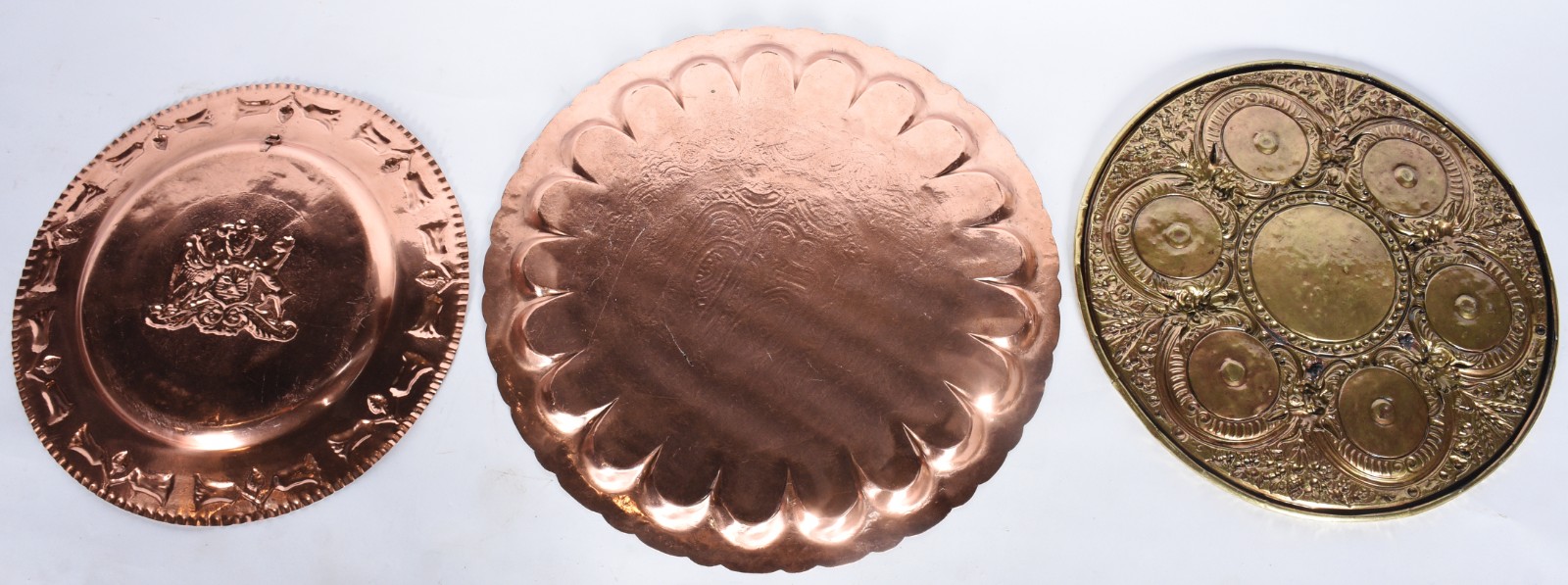 Três bandejas de metal dourado com trabalhos em relevo. Uma com... - foto 7 de 10