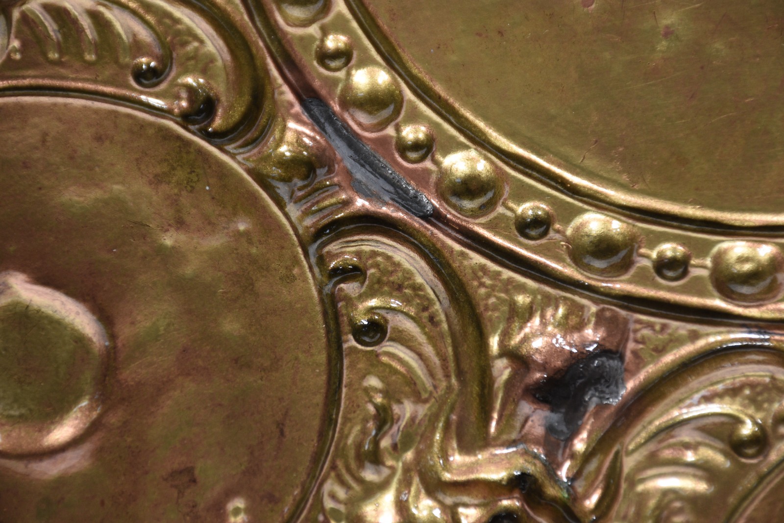 Três bandejas de metal dourado com trabalhos em relevo. Uma com... - foto 10 de 10