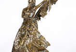 Escultura de bronze representando dançarina  co... - Escultura de bronze representando dançarina  com base de madeira 