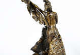 Escultura de bronze representando dançarina  co... - Escultura de bronze representando dançarina  com base de madeira 