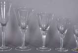 Aparelho de cristal Hering composto de: 18 flut... - Aparelho de cristal Hering composto de: 18 flutes, 12 para água, 10 para vinho branco, 12 para vinho tinto e 11 para licor. Total: 63 peças.