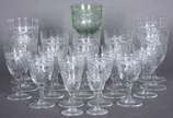 Diversos cálices de cristal lapidado, sendo: 2 ... - Diversos cálices de cristal lapidado, sendo: 2 para vinho tinto, 5 para vinho branco, 9 para vinho do Porto, 2 para licor e cálice verde de pé a...