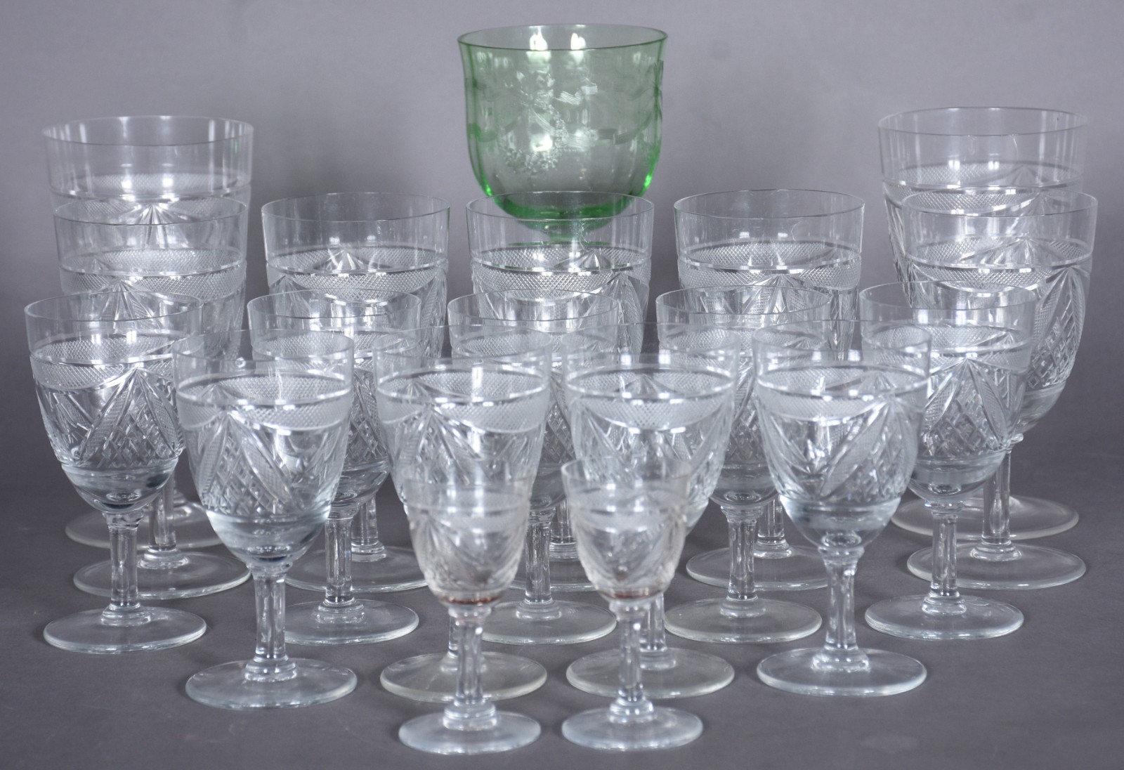 Diversos cálices de cristal lapidado, sendo: 2 para vinho tinto, 5... - foto 1 de 7