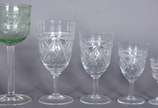 Diversos cálices de cristal lapidado, sendo: 2 ... - Diversos cálices de cristal lapidado, sendo: 2 para vinho tinto, 5 para vinho branco, 9 para vinho do Porto, 2 para licor e cálice verde de pé a...