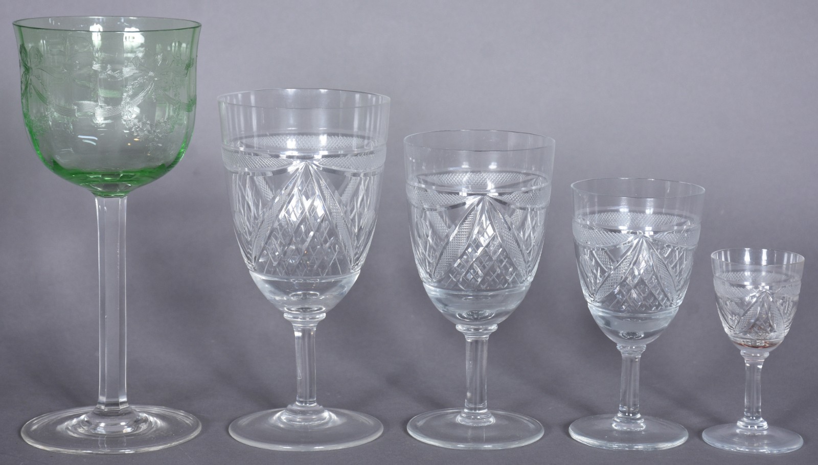 Diversos cálices de cristal lapidado, sendo: 2 para vinho tinto, 5... - foto 2 de 7