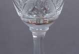 Diversos cálices de cristal lapidado, sendo: 2 ... - Diversos cálices de cristal lapidado, sendo: 2 para vinho tinto, 5 para vinho branco, 9 para vinho do Porto, 2 para licor e cálice verde de pé a...
